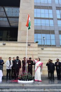 greater noida ग्रेटर नोएडा प्राधिकरण दफ्तर में ध्वजारोहण
