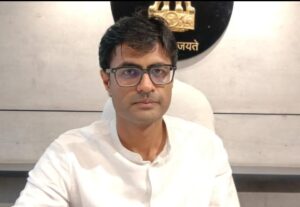 ghaziabad news बूथ की तैयारियों का नगर आयुक्त ने लिया जायजा
