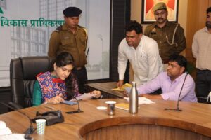 greater noida news ग्रेनो प्राधिकरण की सीईओ ने जन सुनवाई में निपटाईं शिकायतें