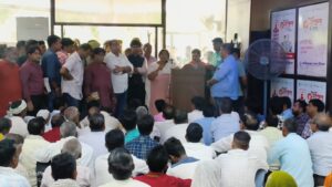 Nagar nigam ghaziabad नगर निगम कर्मचारियों का आंदोलन स्थगित मेयर के आश्वासन के बाद कर्मचारी लौटे काम पर