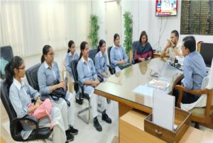 जिलाधिकारी ने छात्राओं को दी सिविल सर्विस से सम्बंधित जानकारी
