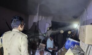 गत्ता फ़ैक्टरी व डेंटल क्लिनिक में भीषण आग, लाखों का नुकसान