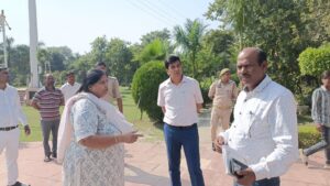 Ghaziabad mayor Sunita dayal मेयर सुनीता दयाल नगरवासियों की सुविधाओं पर गंभीर