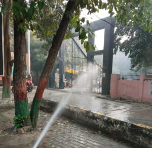 Ghaziabad news वायु गुणवत्ता सुधार के लिए सड़कों के साथ पेड़ पौधों पर पानी का छिड़काव