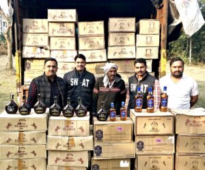Crime news लाखों रुपये की शराब के साथ अन्तर्राज्यीय शराब तस्कर पुलिस गिरफ़्त में