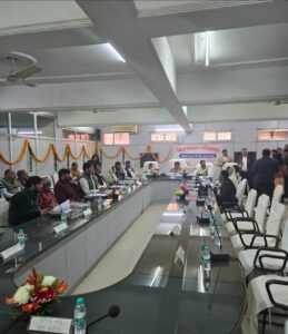 ghaziabad news विकास कार्यों की अनदेखी पर जिला पंचायत की बैठक के दौरान सदस्यों में रोष