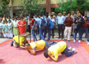facing emergency situations मॉक ड्रिल, छात्रों के लिए एक सैद्धांतिक नहीं बल्कि व्यावहारिक प्रशिक्षणः जिलाधिकारी