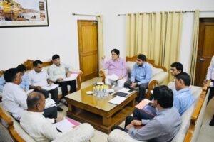 cabinet minister जनपद में जारी विकास कार्यों और योजनाओं का कैबिनेट मंत्री ने लिया अपडेट
