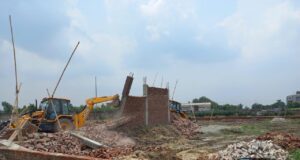 GDA's bulldozer डासना इलाके मे अवैध कालोनियों पर चला जीडीए का बुलडोजर