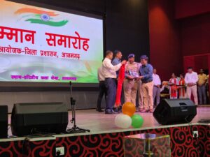 ADM Gambhir Singh honored प्रेरणा का एक उत्सव, आज़मगढ़ में गंभीर सिंह का सम्मान