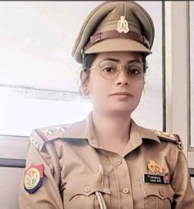 Female inspector dies in road accident  महिला दरोग़ा की सड़क हादसे में मौत