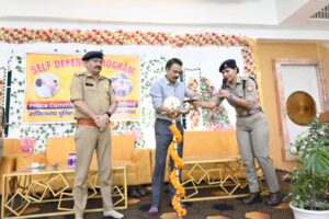 self defense training 'कवच' टीम की सेल्फ डिफेंस ट्रेनिंग, सशक्त होंगे गाजियाबाद के पुलिसकर्मी