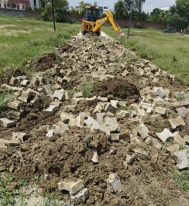 gda buldozer action पिपलेहडा,शेखपुर खिचडा और आई.एम.ई.एस. कॉलेज के नज़दीक  चला जीडीए का बुलडोज़र