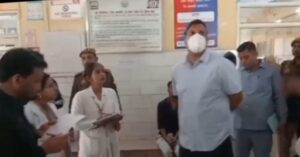 Ravindra Kumar mander dm ghaziabad concerned about public health जनस्वास्थ्य को लेकर जिलाधिकारी रविन्द्र कुमार मांदड चौकस अचानक किया अस्पताल का निरीक्षण