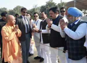 RLD leaders welcoming the CM Yogi रालोद नेताओं ने गर्मजोशी से किया मुख्यमंत्री का अभिनंदन