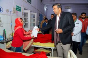 D M's surprise visit मरीज़ का बेहतर इलाज प्रशासन की प्राथमिकताः जिलाधिकारी रविन्द्र कुमार मॉदड़