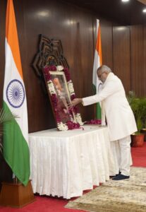 tribute to Swami Vivekananda  स्वामी विवेकानंद की जयंती पर उपराष्ट्रपति  सी.पी. राधाकृष्णन ने उन्हें श्रद्धांजलि अर्पित की