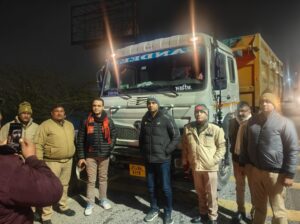 cracks down on overloaded vehicles गाजियाबाद में ओवरलोड वाहनों पर प्रशासन का कड़ा प्रहार; दर्जनों  वाहन जब्त, मचा हड़कंप