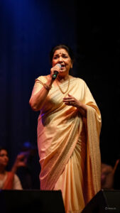 आशा भोंसलेः- संगीत की एक युगान्तरकारी आवाज़