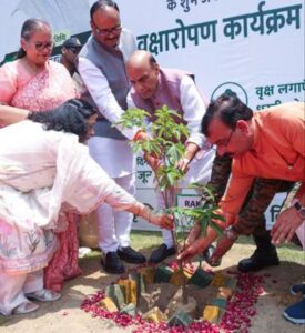 Defence Minister Rajnath Singh विश्व पर्यावरण दिवस, रक्षा मंत्री राजनाथ सिंह ने लखनऊ छावनी में लगाया पौधा