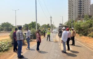 Making roads dust-free सड़कों को डस्ट फ़्री बनाने का ग्रेटर नोएडा प्राधिकरण का अभियान जारी