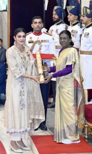 Padma Awards राष्ट्र के नायकों का सम्मान, राष्ट्रपति के हाथों पद्म पुरस्कारों से सुशोभित हुईं देश की महान हस्तियाँ