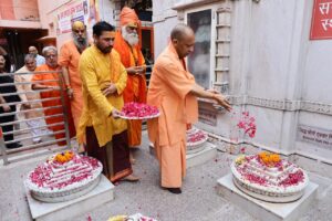 सीएम योगी ने ऐतिहासिक दूधेश्वरनाथ मंदिर में किया जलाभिषेक