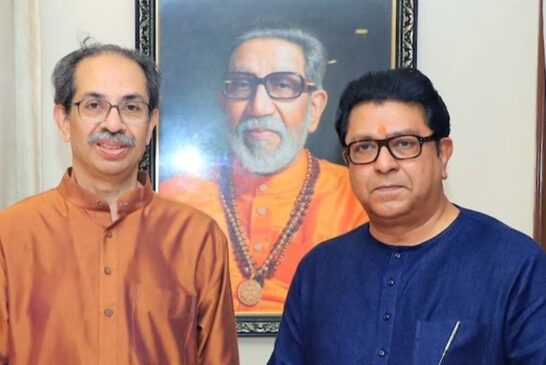 राज ठाकरे का उद्धव ठाकरे की मौजूदगी में बड़ा हमला, युवाओं को ‘कॉकरोच’ कहने पर जताई नाराजगी