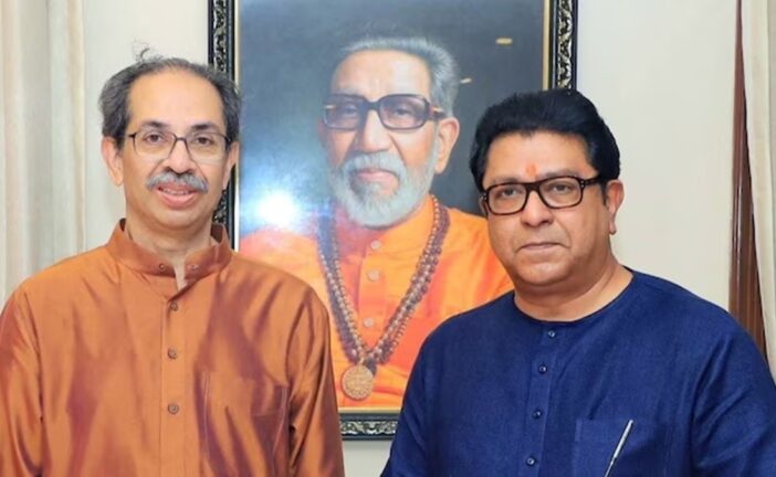 राज ठाकरे का उद्धव ठाकरे की मौजूदगी में बड़ा हमला, युवाओं को ‘कॉकरोच’ कहने पर जताई नाराजगी