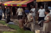 चंडीगढ़ में पुलिसकर्मी ने अर्धनग्न युवक को पीटा, VIDEO:बोले- इसने मार्केट में महिलाओं को अश्लील इशारे किए, पकड़ने पर हाथापाई की