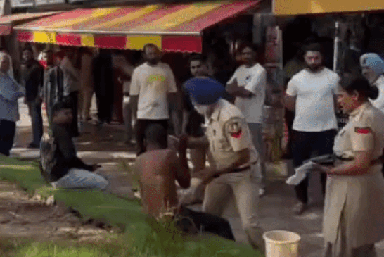चंडीगढ़ में पुलिसकर्मी ने अर्धनग्न युवक को पीटा, VIDEO:बोले- इसने मार्केट में महिलाओं को अश्लील इशारे किए, पकड़ने पर हाथापाई की