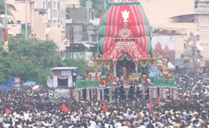 पुरी रथयात्रा: तीनों रथ गुंडिचा मंदिर पहुंचे, दूसरे दिन 9 लाख श्रद्धालु हुए शामिल