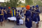 पंजाब में अश्लील फोटो वाले निहंग की पिटाई का VIDEO:बुड्‌ढा दल के निहंगों ने कहा- वाहेगुरू बोल; डंडे पड़े तो जसदीप बोला- हाय बाबा जी