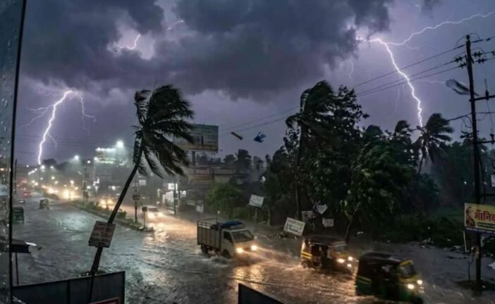बिहार के कई जिलों में भारी बारिश की चेतावनी, प्रशासन ने लोगों से सतर्क रहने की अपील की