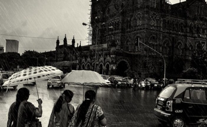 दिल्ली-NCR में झमाझम बारिश... IMD का रेड अलर्ट, 15 फ्लाइट्स रूट डायवर्ट
