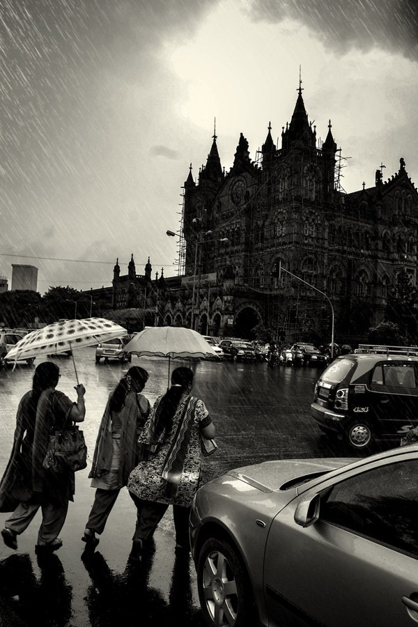 दिल्ली-NCR में झमाझम बारिश... IMD का रेड अलर्ट, 15 फ्लाइट्स रूट डायवर्ट