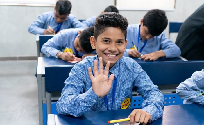 शिक्षा मंत्री के इस्तीफे की मांग को लेकर युवाओं का दिल्ली में प्रदर्शन
