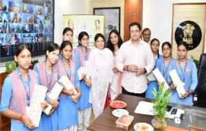 Reduce, Reuse, Recycle गाजियाबाद नगर निगम, नगर आयुक्त को बांधी होममेड राखी