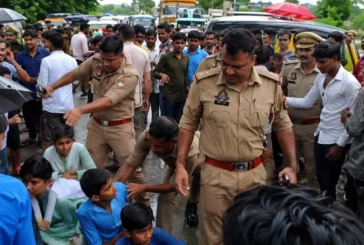 अपराध: Genअल्फा को घसीटामारी लात महोबा प्रोटेस्ट में पुलि...