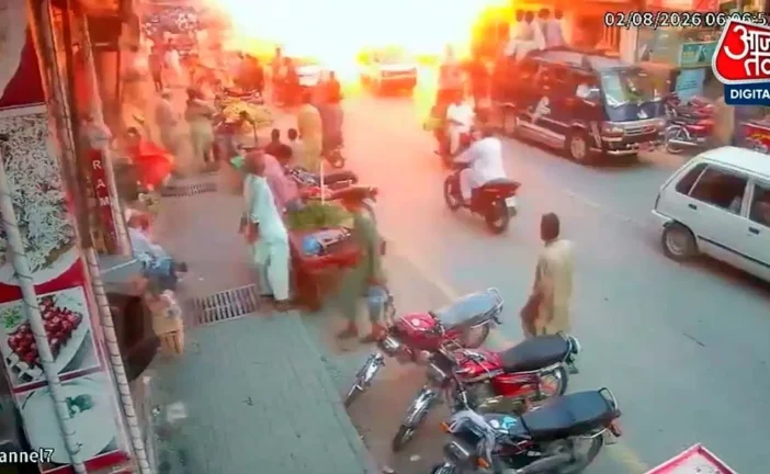 अपराध: पुलिस स्टेशन के बाहर सुसाइड ब्लास्ट CCTV में...