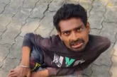 अहम: 1 साल से ऐसे कलेक्ट्रेट के पास पहुंच रहा दिव्यांग