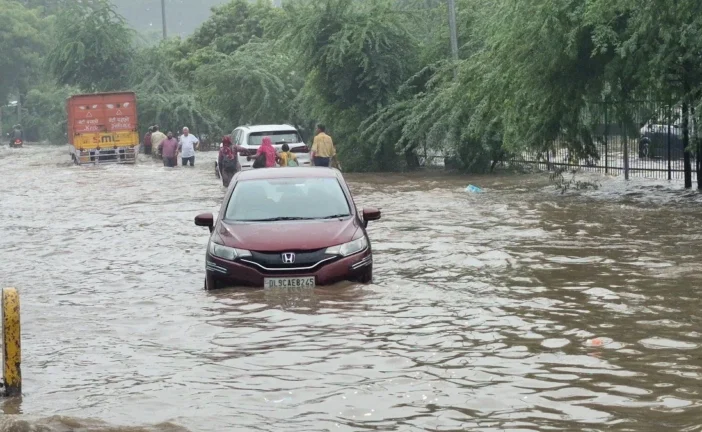 अहम: 10 मिनट का सफर घंटों का जाम दिल्ली की सड़कों पर भरा ...