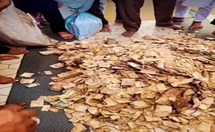 अहम: VIDEO छोटा कमरा और 30 बैगों में भरा नोट भिखारी के घर...