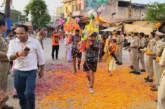 अहम: जयकारों के बीच पुष्पवर्षा कांवड़ियों के स्वागत की तस...