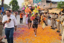 अहम: जयकारों के बीच पुष्पवर्षा कांवड़ियों के स्वागत की तस...