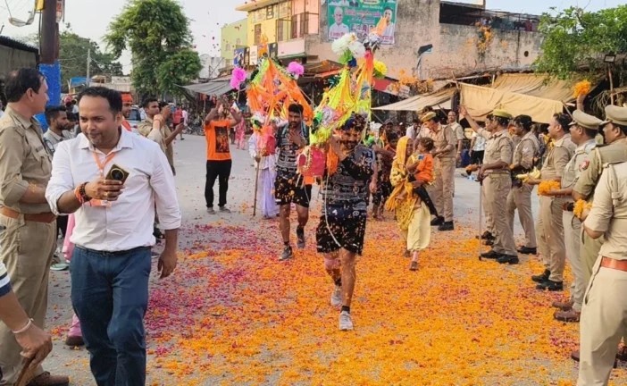 अहम: जयकारों के बीच पुष्पवर्षा कांवड़ियों के स्वागत की तस...