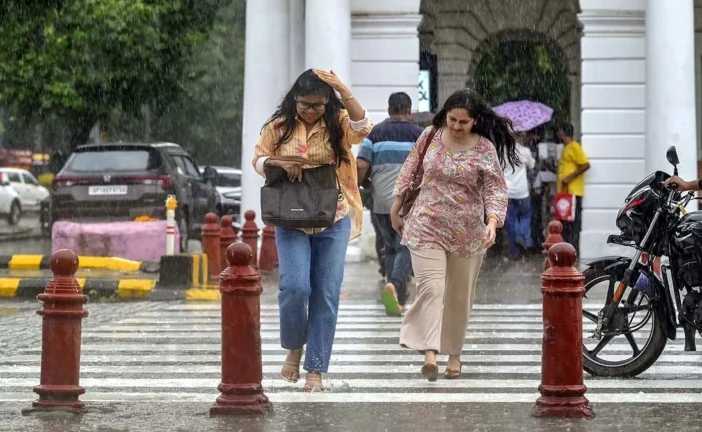 अहम: दिल्लीNCR में तेज हवाओं के साथ हो रही बारिश रेड अलर्...