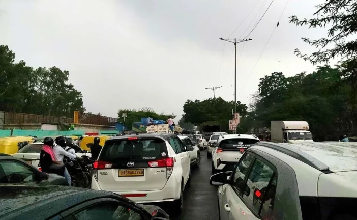 अहम: दिल्लीNCR में मूसलाधार बारिश जलभराव से सड़कों पर रें...