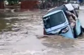 अहम: पानी के नीचे गड्ढे और पलट गया सवारियों से भरा ऑटो VIDEO