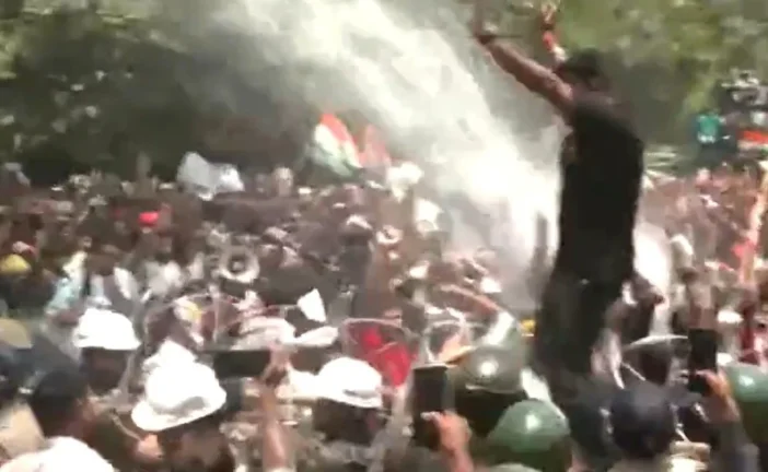 अहम: भइया थोड़ा और प्रेशर मारो न वाटर कैनन खुला और क्रांत...